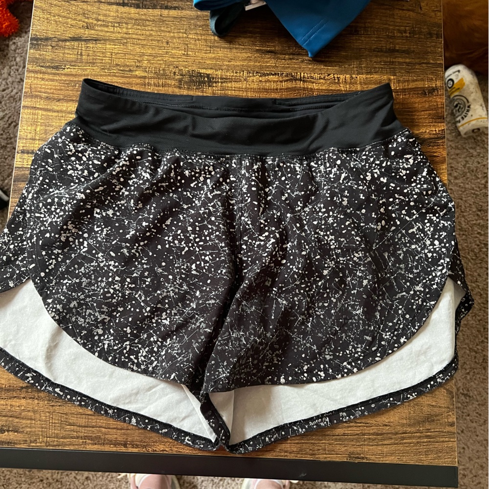 Lululemon find your pace reflective shorts